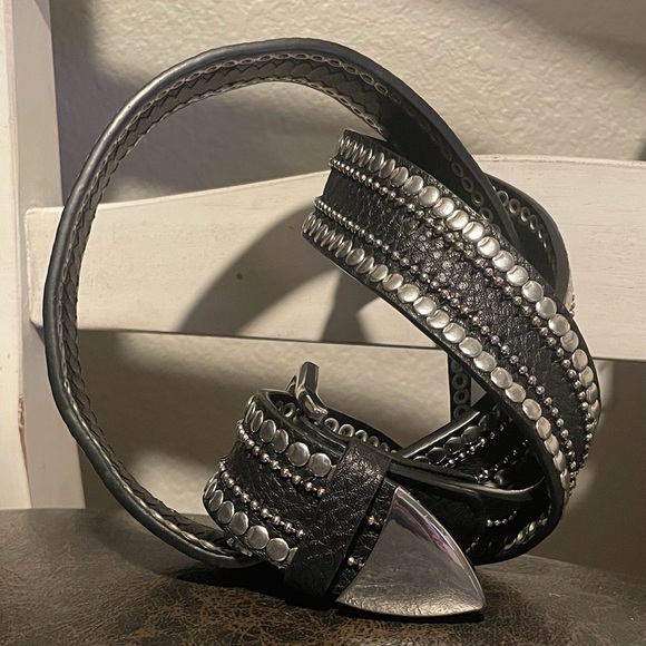 Linea Pelle 
lp blue Black Belt
Silver circle stud border
Size M - Picture 2 of 5